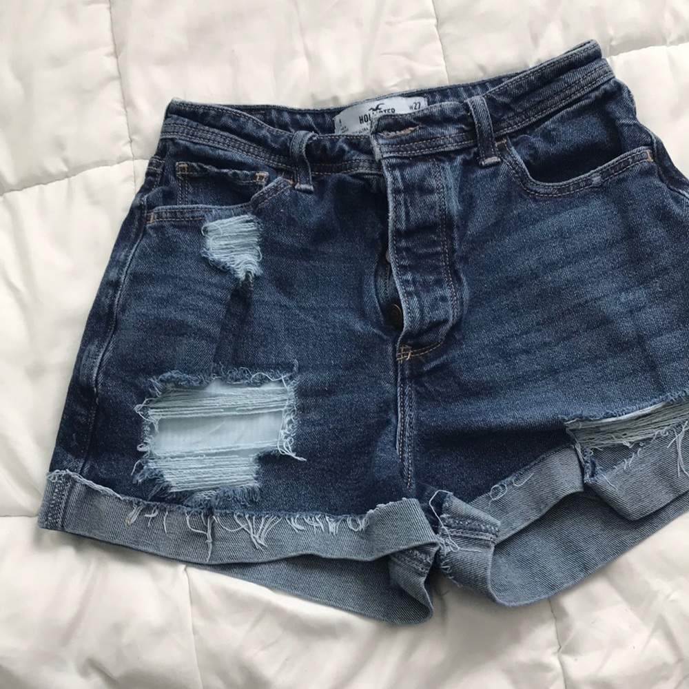 Hollister curvy ultra high rise mom shorts. Size 5. Waist 27. Great condition